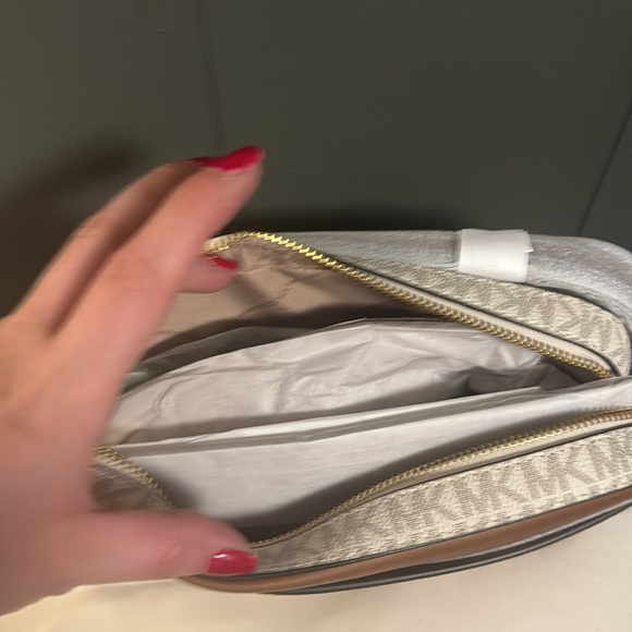 Jet Set Large Logo Crossbody Bag - Picture 3 of 3